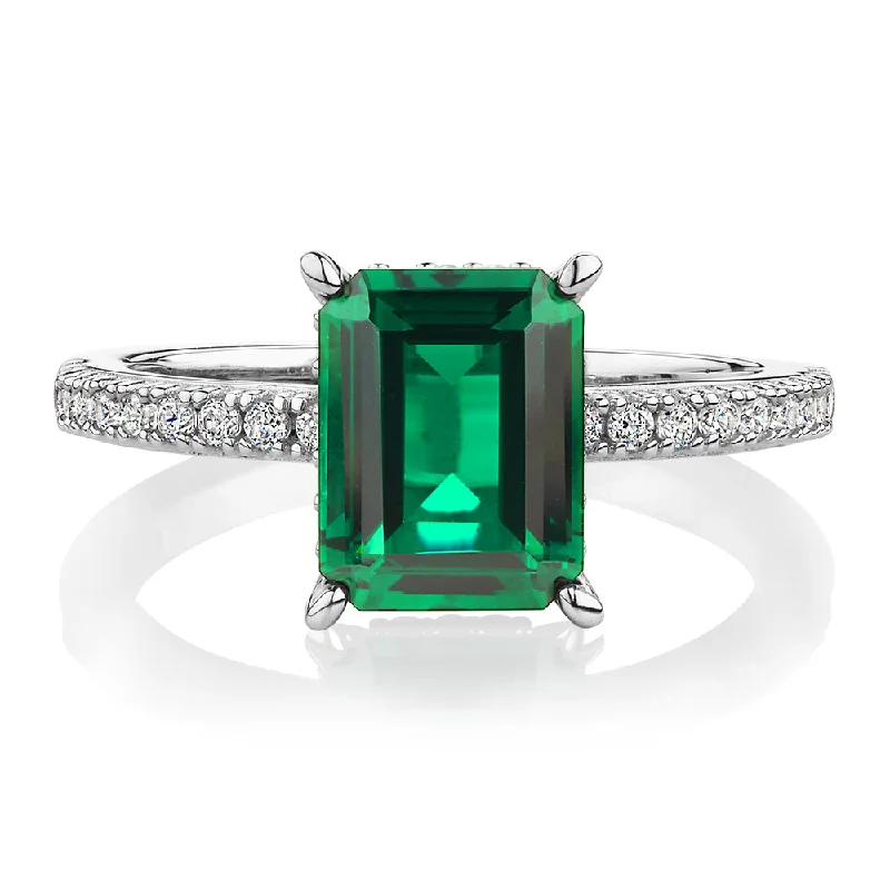 Women’s chic rings-Dress ring with emerald simulant and 0.26 carats* of diamond simulants in sterling silver